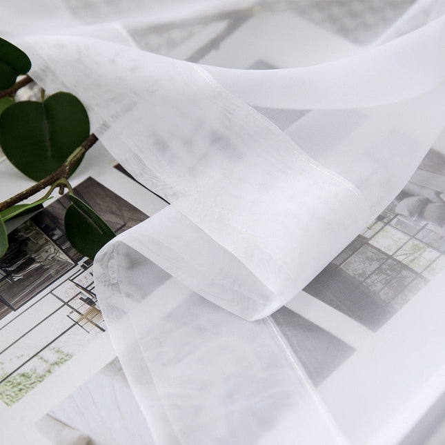 Jednoduchá bílá voálová záclona