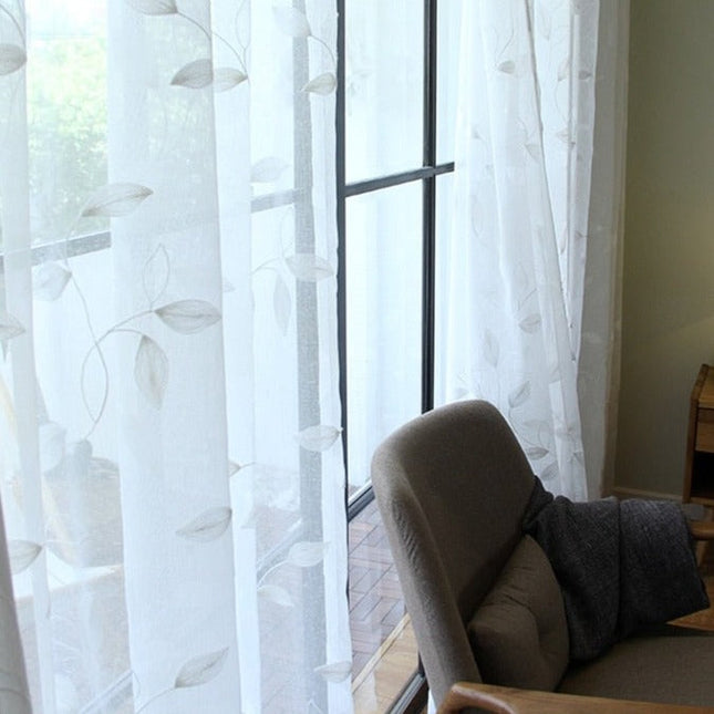 Průsvitná záclona s vyšívanými listy