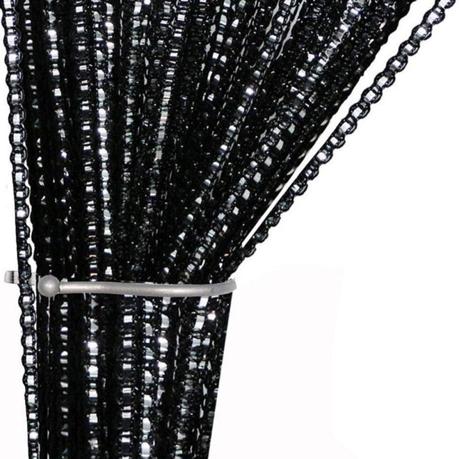 Bílá záclona s lesklými proužky