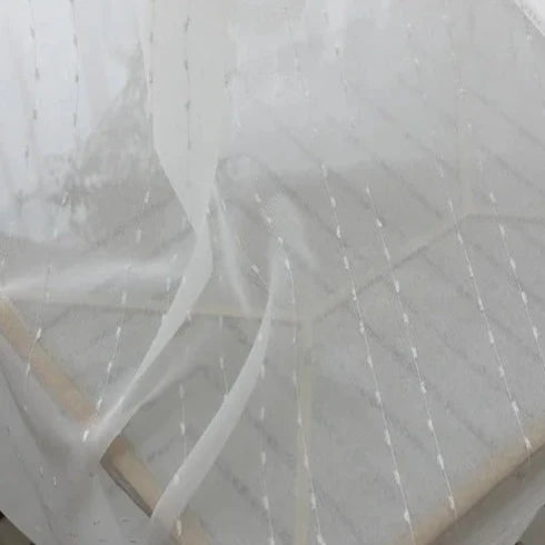 Záclona s jemným vyšívaným tečkovaným vzorem