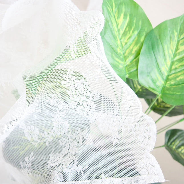 Bílá krajková záclona s obloučky