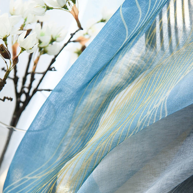 Modrá záclona se zlatým abstraktním vzorem