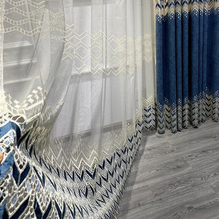 Záclona s vyšívaným geometrickým lemem