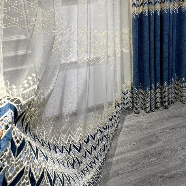 Záclona s vyšívaným geometrickým lemem