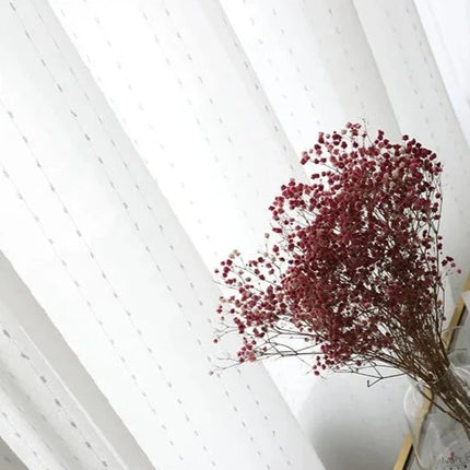 Záclona s jemným vyšívaným tečkovaným vzorem