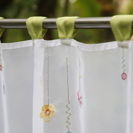 Krátká záclona s vyšívanými květy