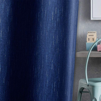Tmavě modrý závěs s texturou lnu