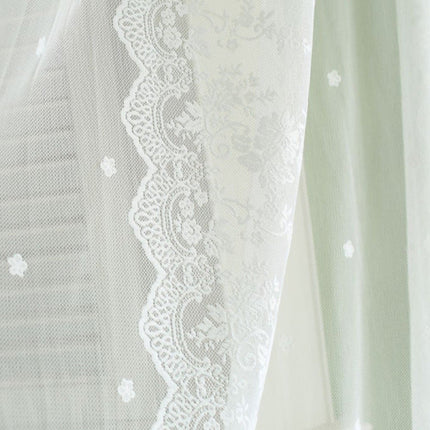 Bílá záclona s květinovou krajkou