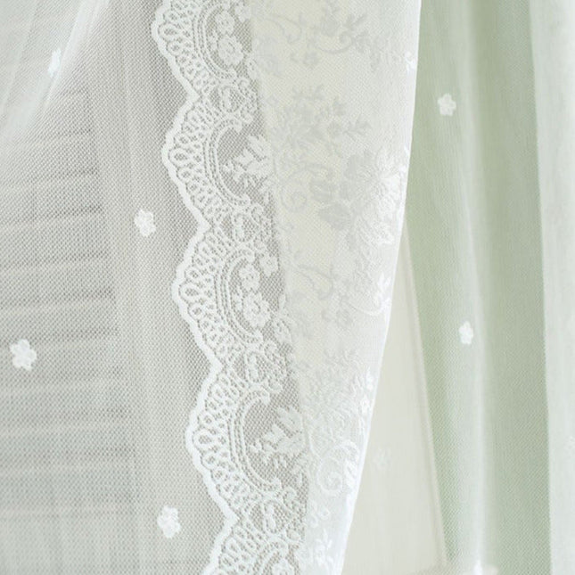 Bílá záclona s květinovou krajkou