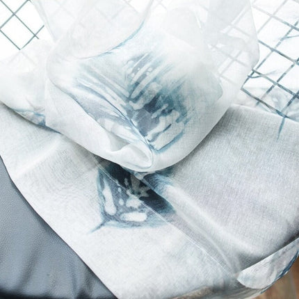 Voálová záclona s modrým listím