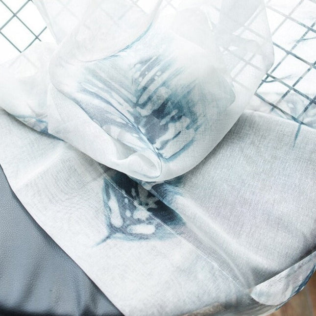 Voálová záclona s modrým listím