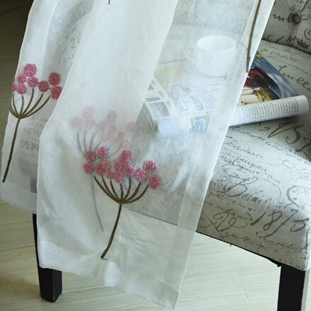 Záclona s výšivkou starorůžových květů