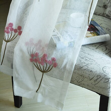 Záclona s výšivkou starorůžových květů