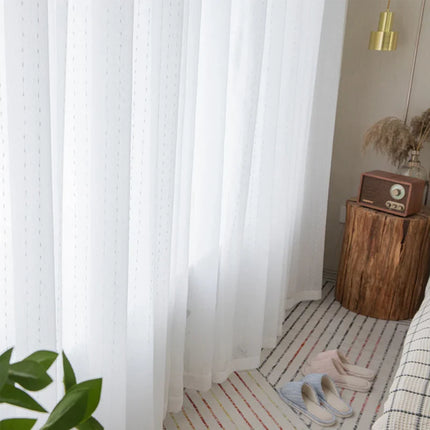 Záclona s jemným vyšívaným tečkovaným vzorem