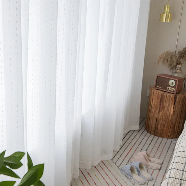 Záclona s jemným vyšívaným tečkovaným vzorem