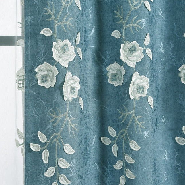 Modrý závěs s bílou květinovou výšivkou