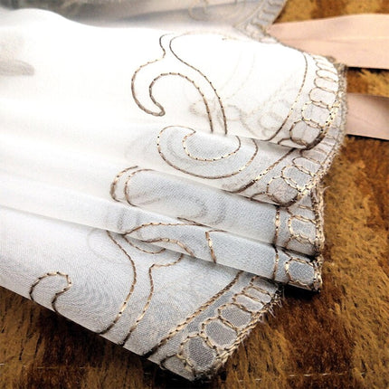 Vyšívaná římská voálová záclona