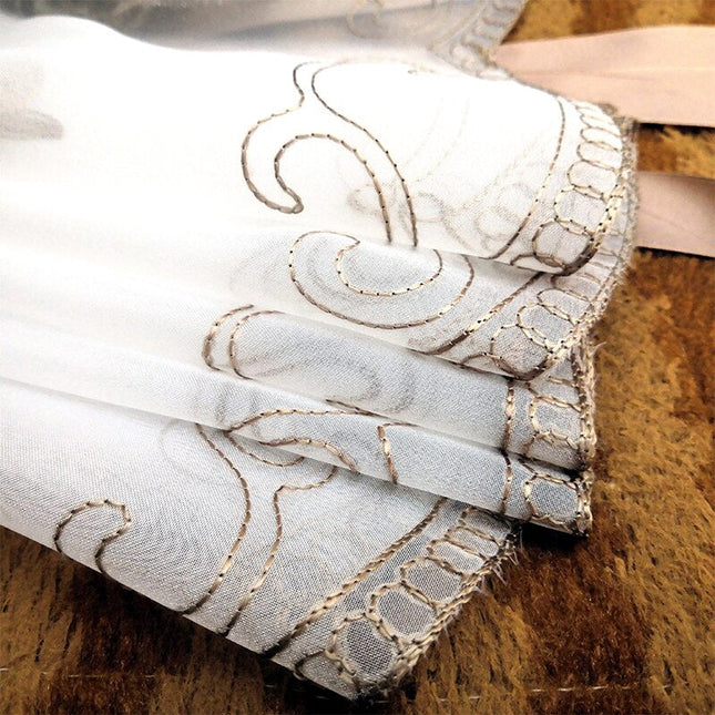 Vyšívaná římská voálová záclona