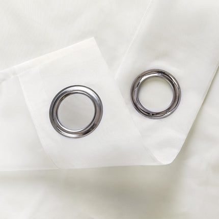 Polopropustný závěs s kovovými kroužky