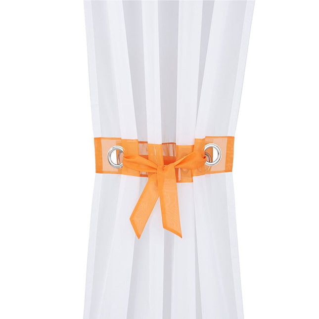 Bílá záclona s modrým horním lemem