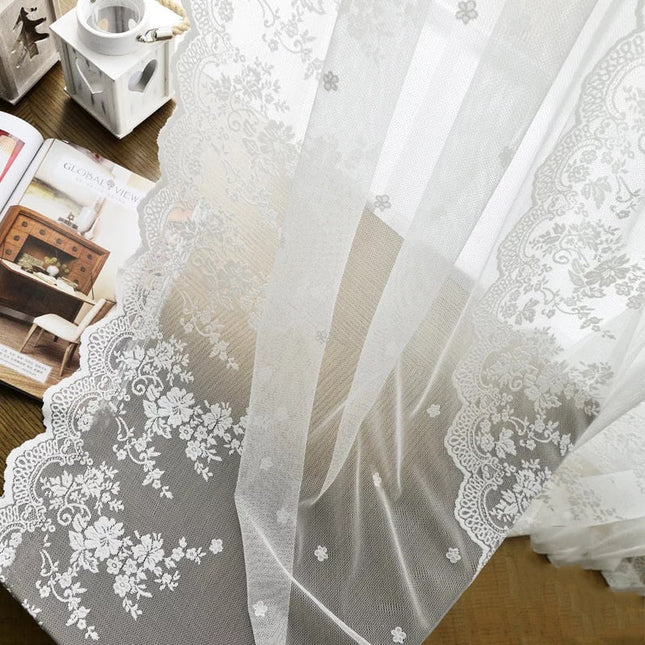 Bílá krajková záclona s květy