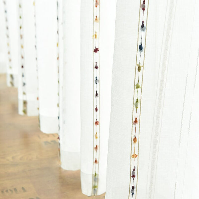 Bílá záclona s barevnými bambulkami