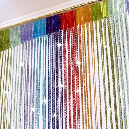 Bílá záclona s lesklými proužky