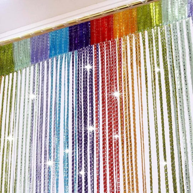 Bílá záclona s lesklými proužky