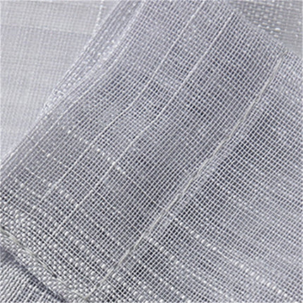 Bílá záclona s jemným kostkovaným vzorem