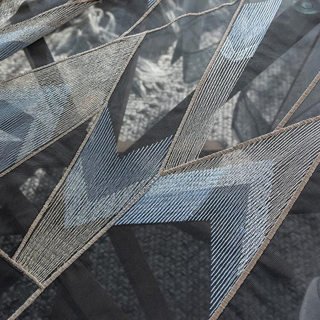 Moderní záclona s geometrickou výšivkou