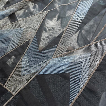 Moderní záclona s geometrickou výšivkou