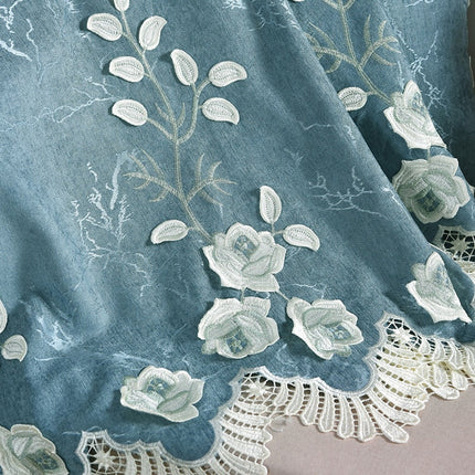 Modrý závěs s bílou květinovou výšivkou