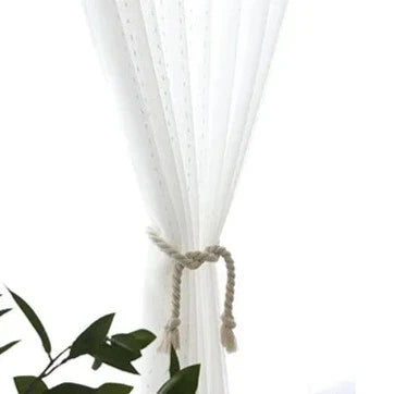 Záclona s jemným vyšívaným tečkovaným vzorem