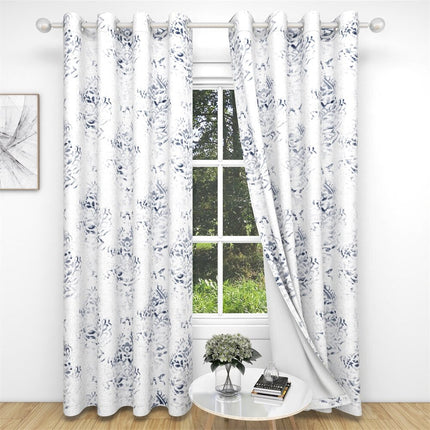 Bílý závěs s modrým vzorem