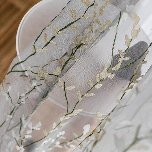 Záclona s výšivkou jemných větviček