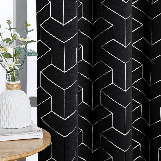 Černý závěs s 3D geometrickým vzorem