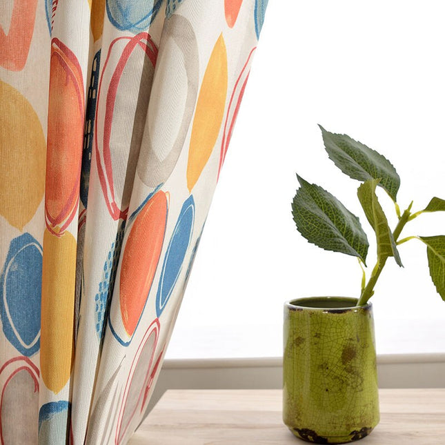 Barevný závěs s abstraktním vzorem