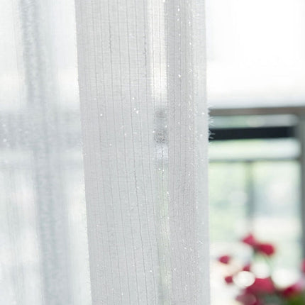 Bílá záclona s lesklou nití