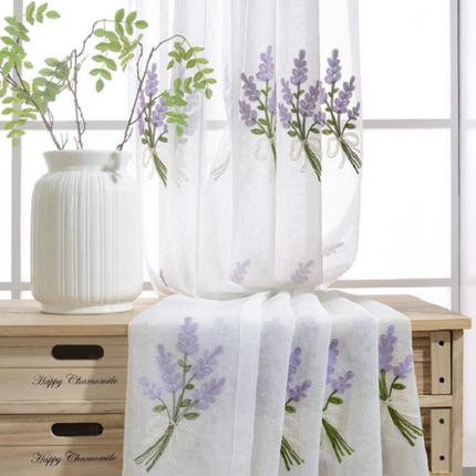 Voálová záclona s výšivkou levandule