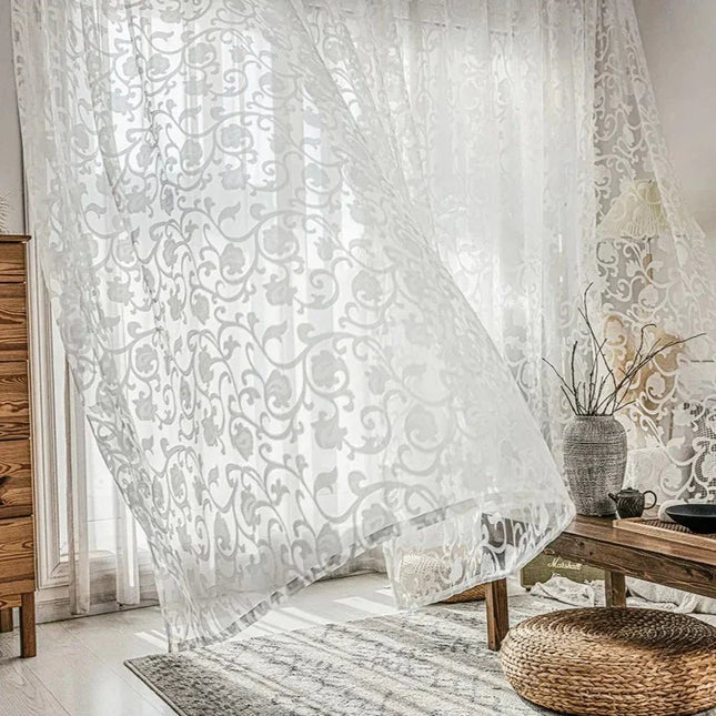 Záclona s elegantním vyšívaným květinovým vzorem