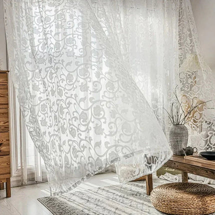 Záclona s elegantním vyšívaným květinovým vzorem