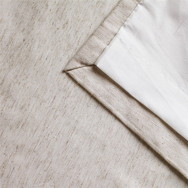 Pruhovaný závěs s kovovými kroužky