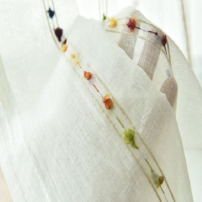 Bílá záclona s barevnými bambulkami