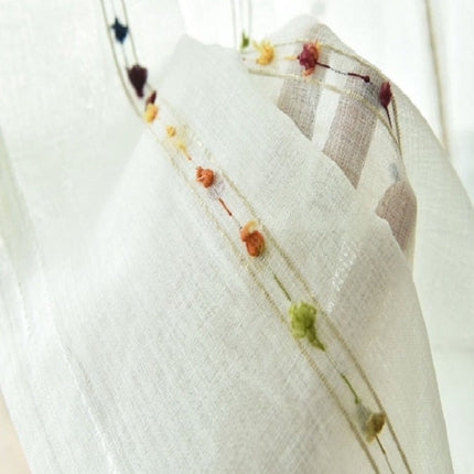 Bílá záclona s barevnými bambulkami