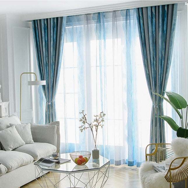 Modrá záclona se zlatým abstraktním vzorem