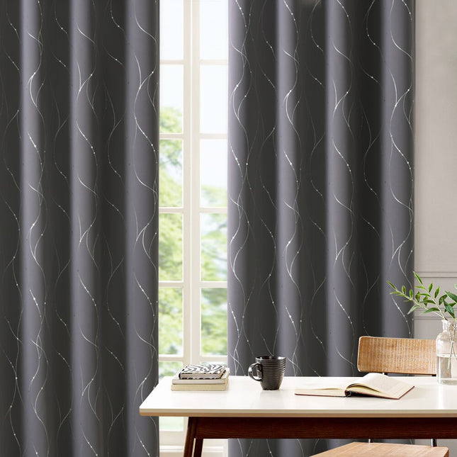 Šedý zatemňovací závěs se stříbrnými liniemi