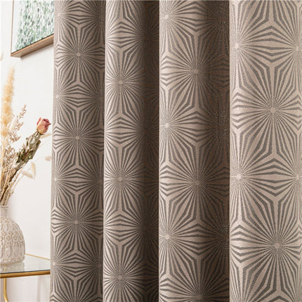 Hnědý závěs s geometrickým vzorem