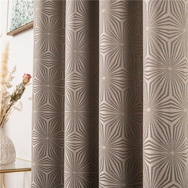 Hnědý závěs s geometrickým vzorem