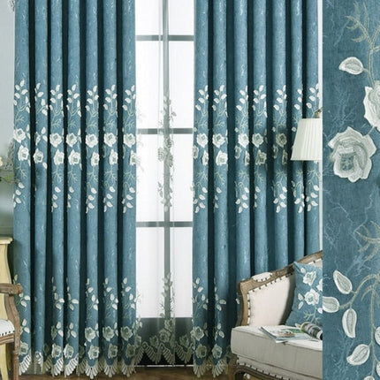 Modrý závěs s bílou květinovou výšivkou