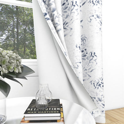 Bílý závěs s modrým vzorem